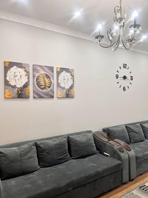 Ferienwohnung 2-Х Комнатная В Золотом Квадрате Almaty Exterior foto