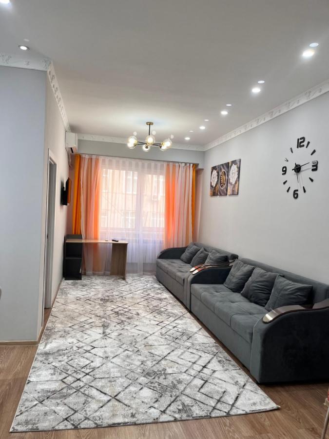 Ferienwohnung 2-Х Комнатная В Золотом Квадрате Almaty Exterior foto
