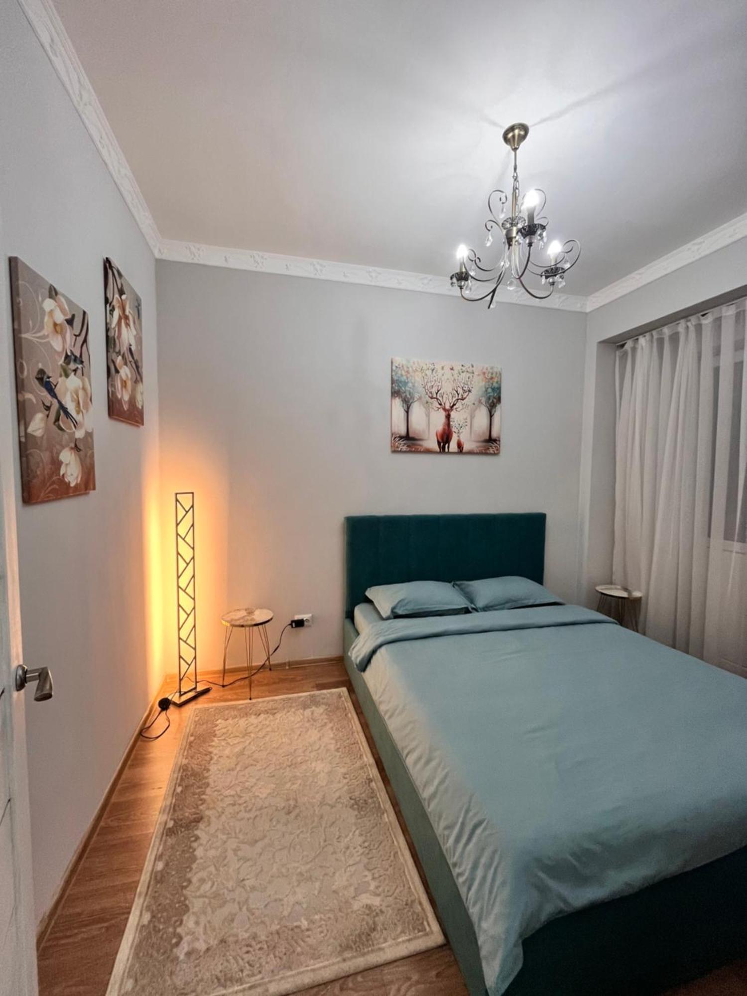 Ferienwohnung 2-Х Комнатная В Золотом Квадрате Almaty Exterior foto