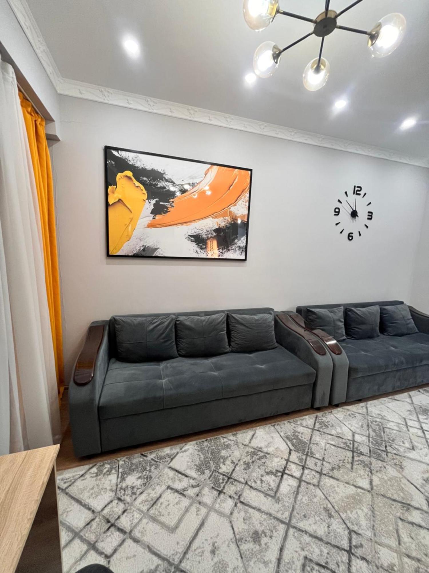 Ferienwohnung 2-Х Комнатная В Золотом Квадрате Almaty Exterior foto